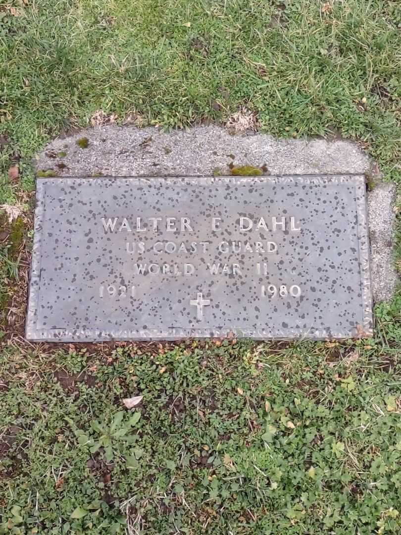 Walter E. Dahl's grave. Photo 1