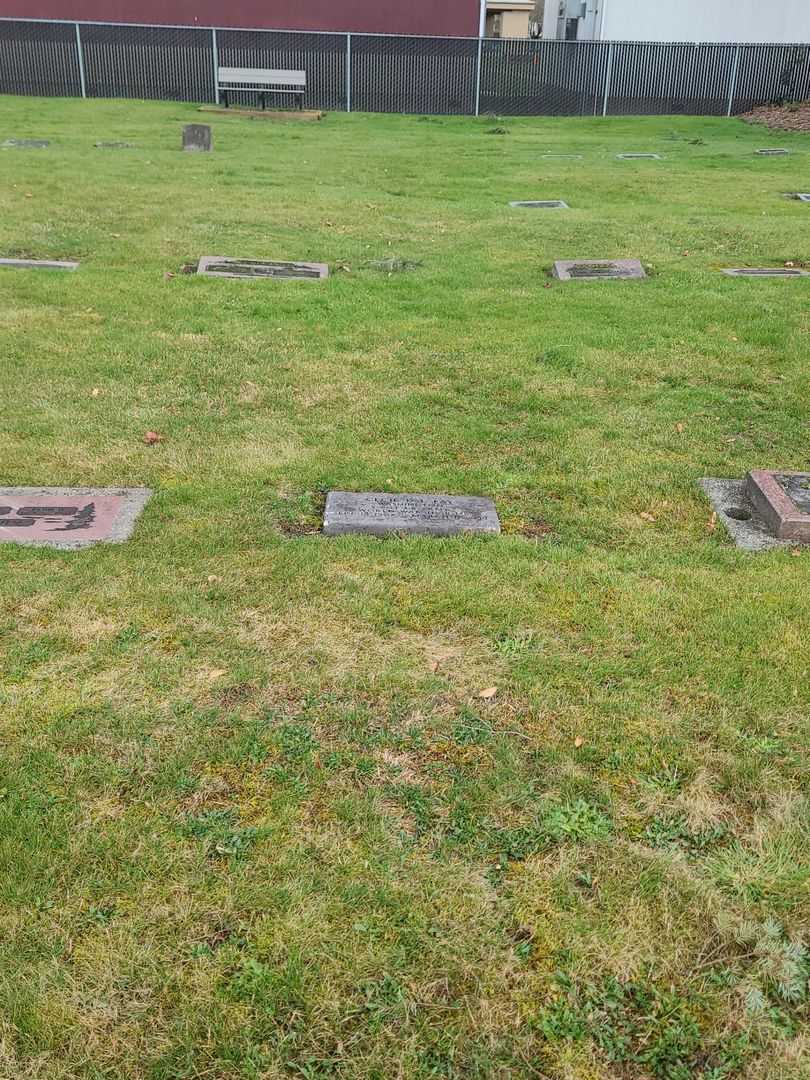 Cecil D. L. "Chub" Fay's grave. Photo 1