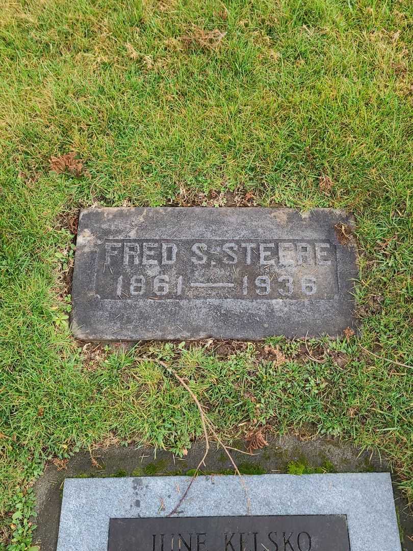 Fred S. Steere's grave. Photo 2