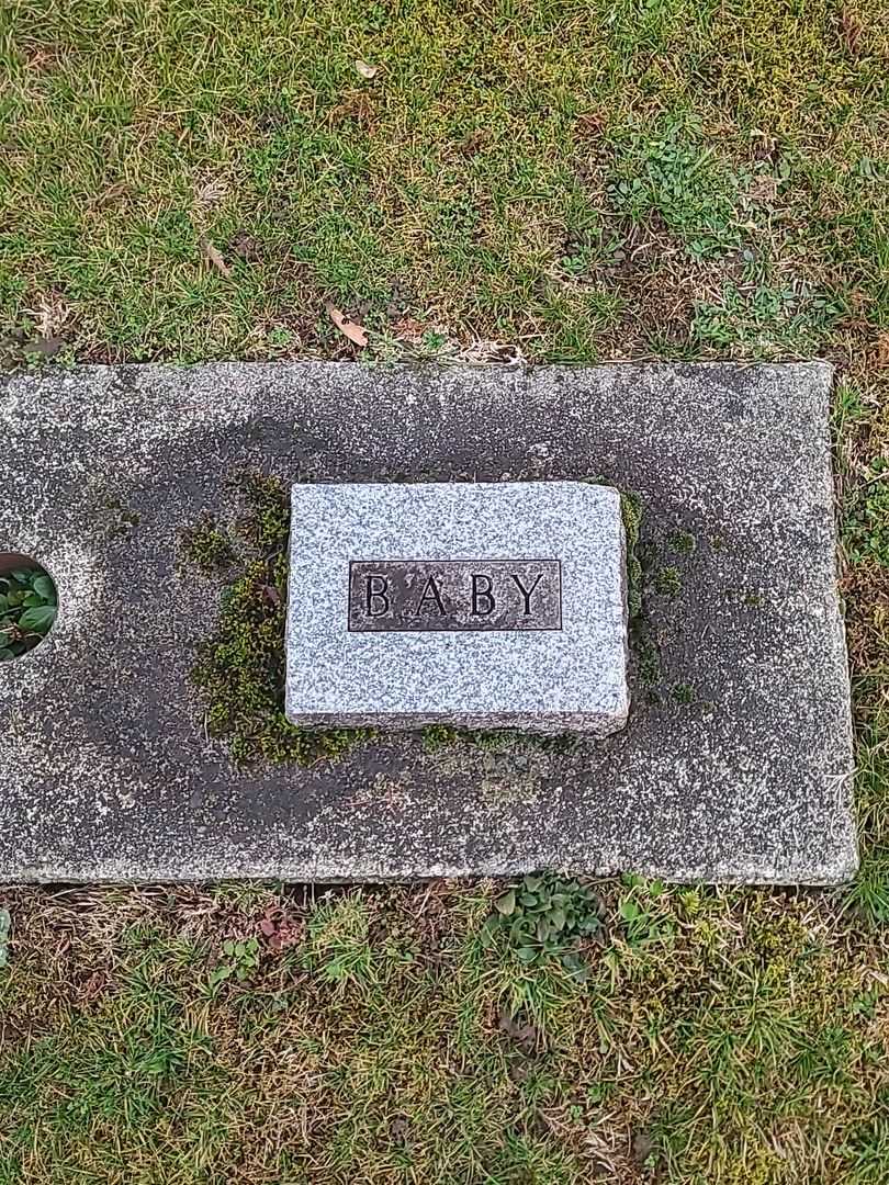 Baby Larson's grave. Photo 2