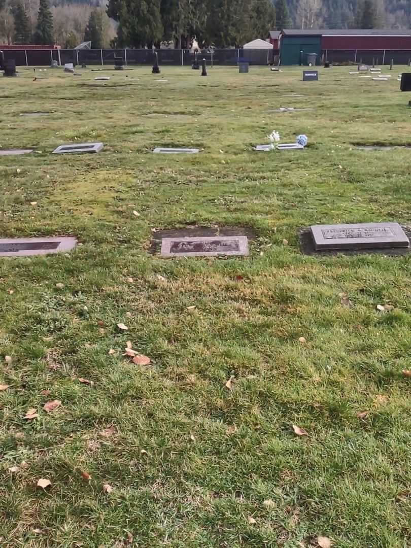 Flora E. Bagwell's grave. Photo 2