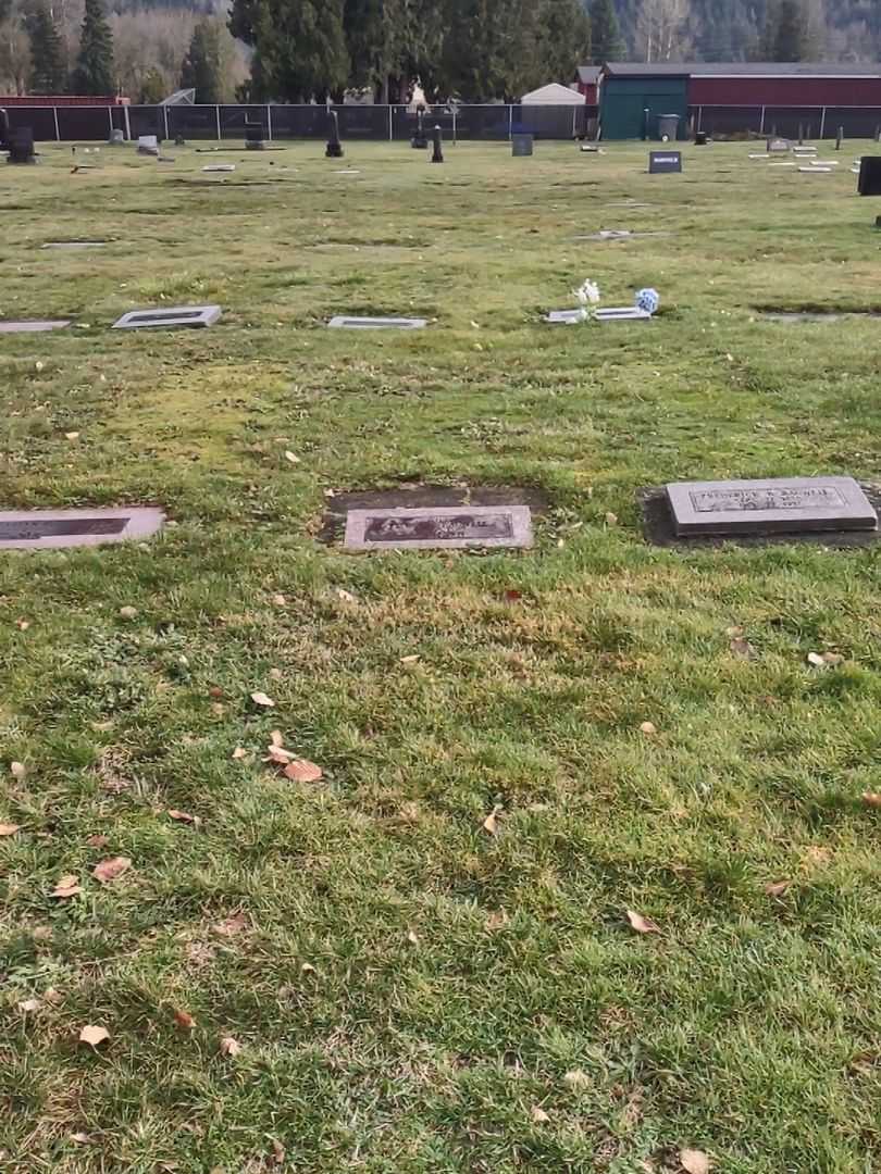 Flora E. Bagwell's grave. Photo 1