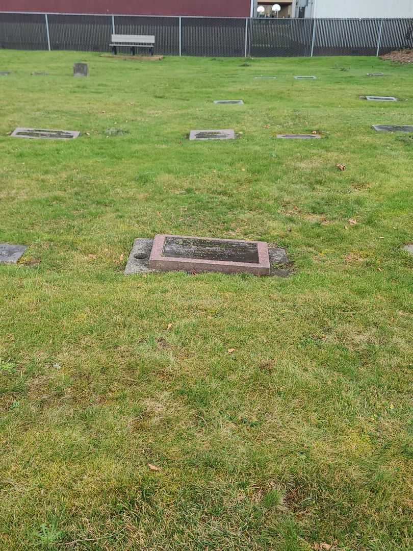 Mabel Hallson's grave. Photo 1