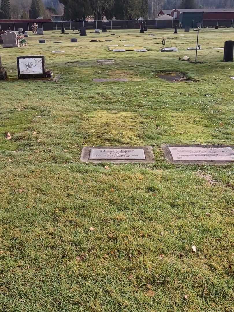 Donald L. Gilbert's grave. Photo 1