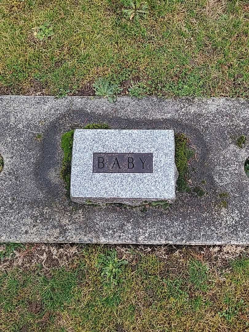 Baby Larson's grave. Photo 2