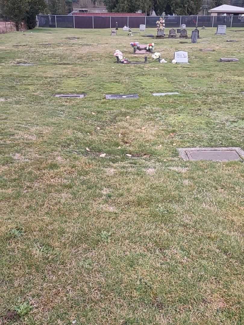 Helen M. Haugan's grave. Photo 1