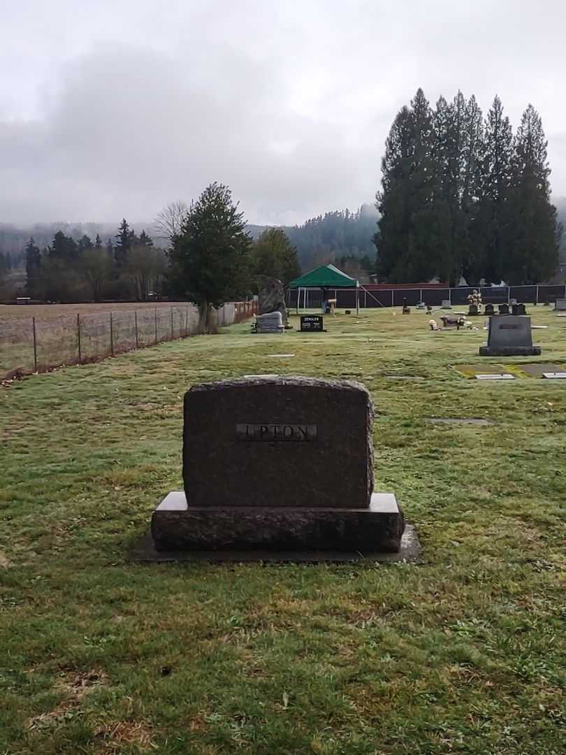 Zachary Arlynn Upton's grave. Photo 1