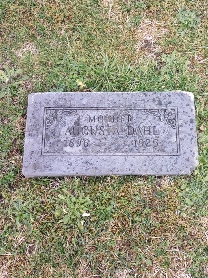 Augusta Dahl's grave. Photo 1